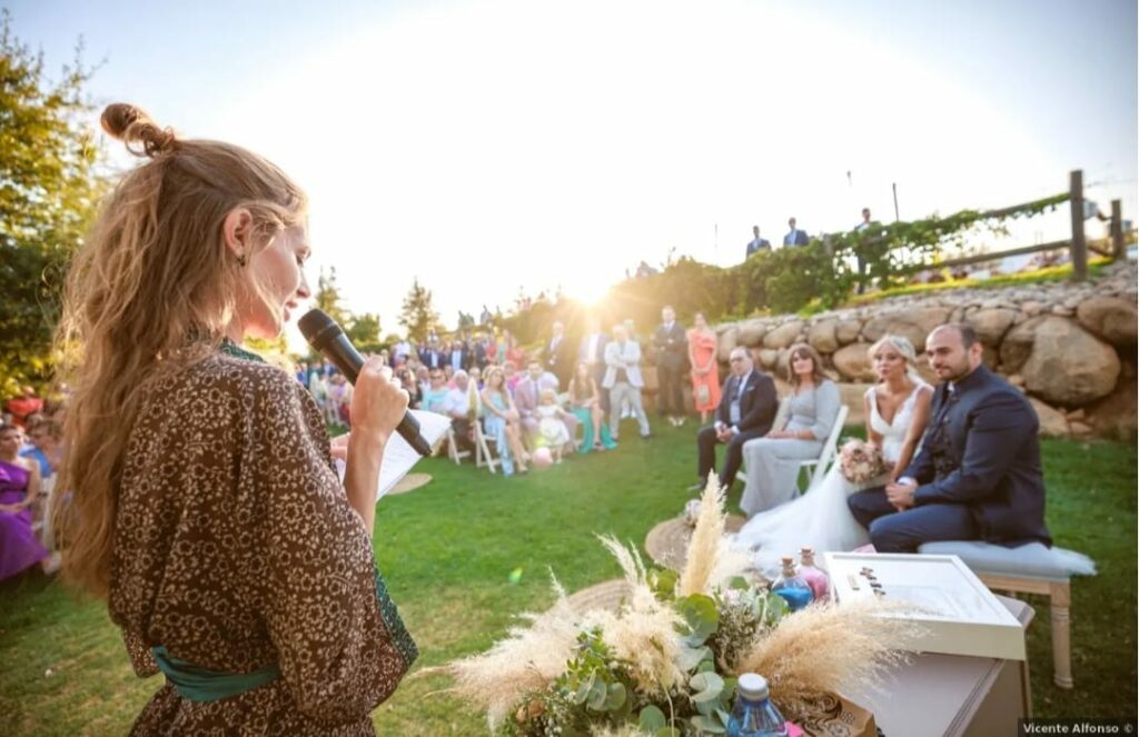 Cómo oficiar una ceremonia de boda en una ceremonia civil personalizada.