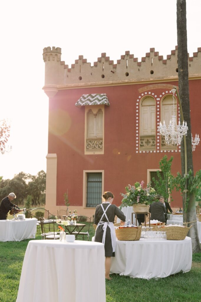 Control de cóctel de boda al aire libre en un finca de Extremadura con mesas decoradas y preparación del servicio para los invitados, muy necesario para no cometer errores comunes al organizar una boda en Extremadura