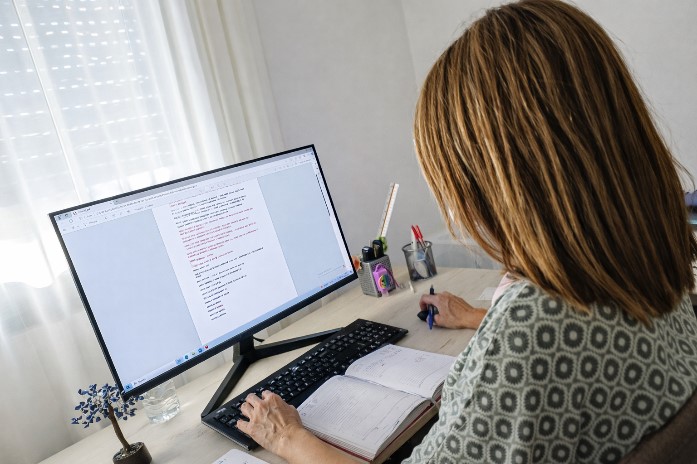 wedding planner organizando una boda y revisando la planificación para no cometer errores comunes al organizar una boda en Extremadura