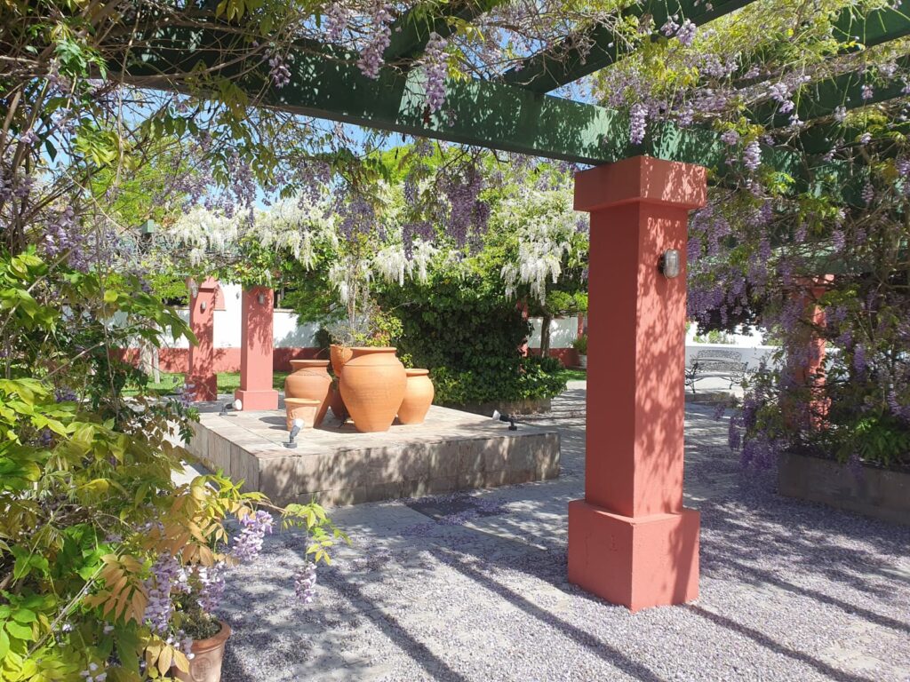 Patio de finca en Extremadura con una espectacular vegetación para una boda elegante ejemplo de presupuesto de boda en Extremadura